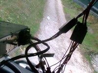 Vista de los cables conectados a la radio